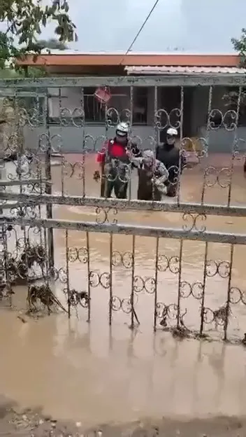 Taşkında mahsur kalanlar böyle kurtarıldı