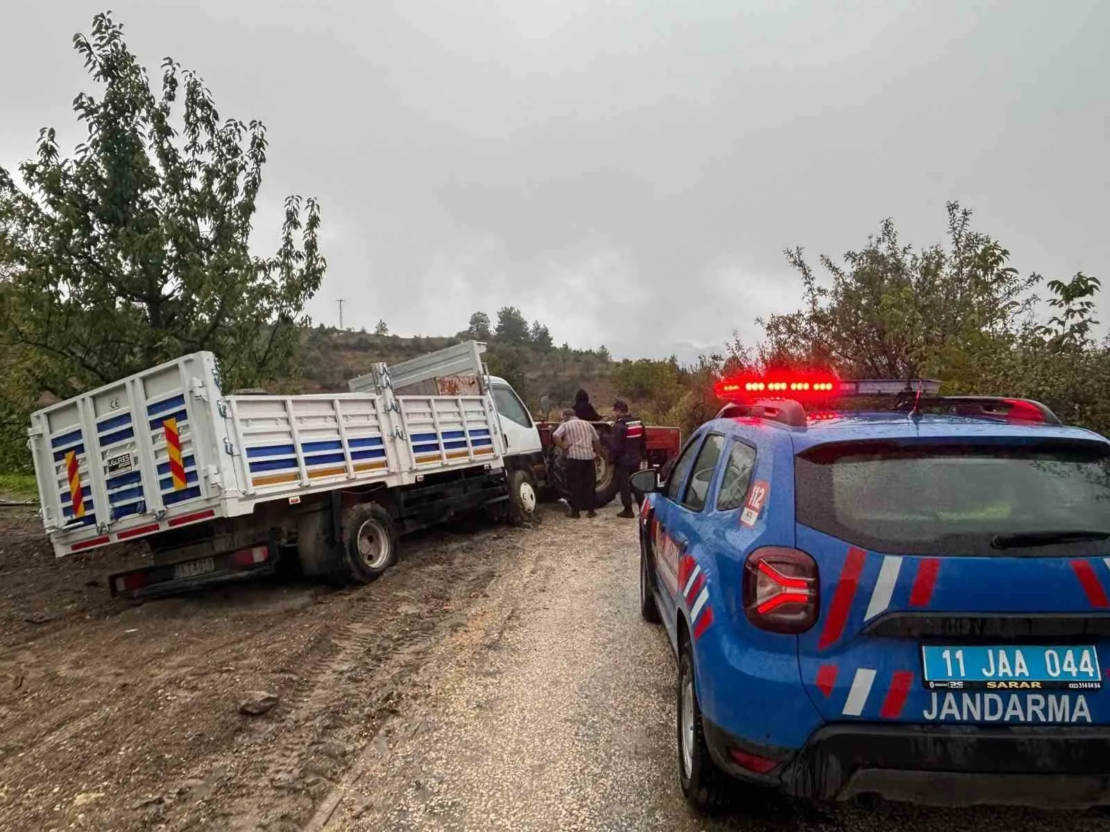Bilecik’te kamyonet sürücüsünün imdadına jandarma yetişti