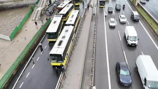 İETT otobüsü arızalandı, Kadıköy D-100 Karayolu’nda trafik durma noktasına geldi