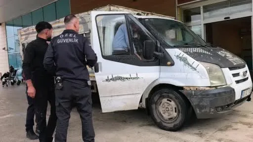 Kamyonetten düşen genç yaralandı