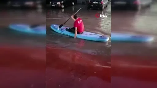 Sokaklar göle dönünce SUP ile gezintiye çıktı