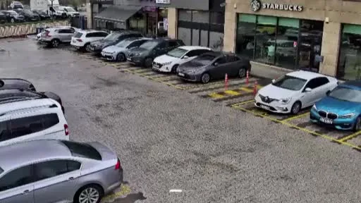 Çekmeköy’de kaza ucuz atlatıldı: Sürücüsünün kontrolünden çıkan cip kafeye daldı