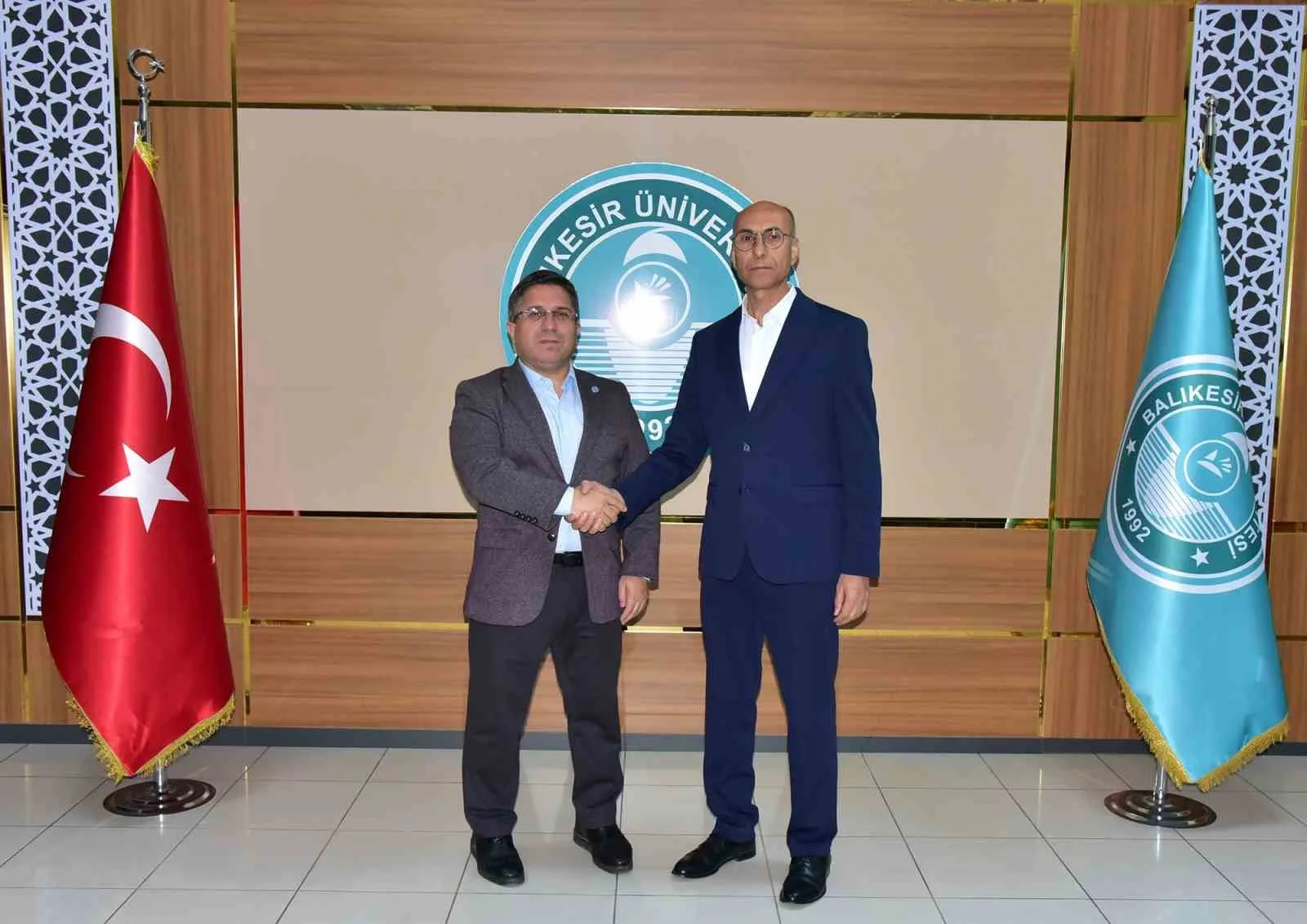 Bigadiç MYO’da Eğitime katkı sunan hayırsever İbrahim Duru’ya plaket