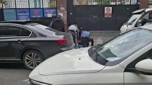 Zeytinburnu’nda okul çevresinde yapılan polis uygulaması sırasında 2 şüpheli gözaltına alındı