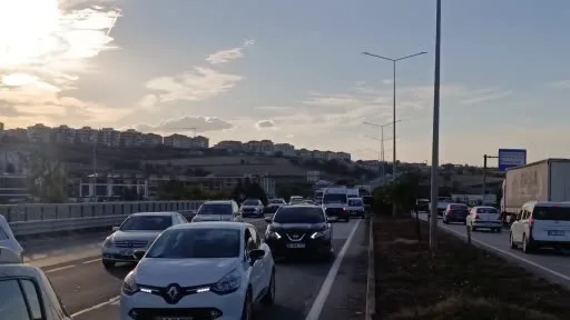 Kaçırdığı araçla önce yayaya, sonra 2 araca çarpan sürücü yakalanmaktan kurtulamadı
