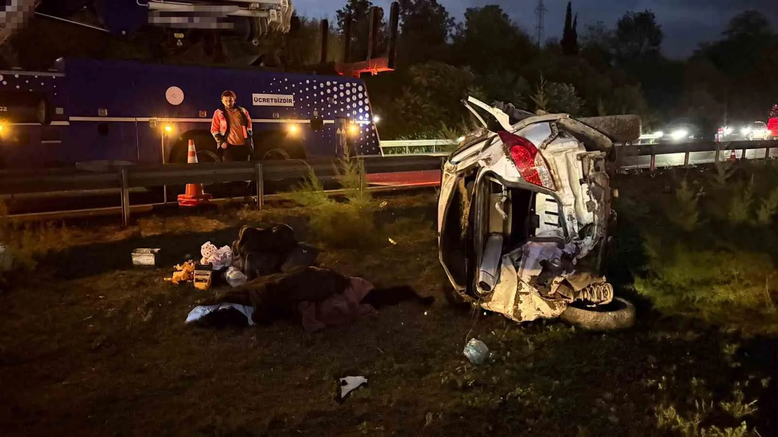 Otoyolda devrilen otomobildeki ölü ve yaralıların kimlikleri belli oldu