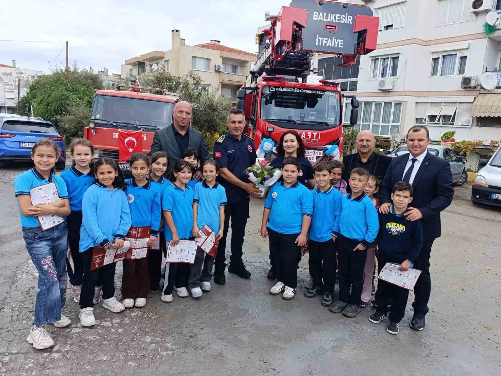 İtfaiye Haftası’nda yangından etkilenen Bağyüzü İlkokulu öğrencilerinden itfaiyecilere anlamlı ziyaret