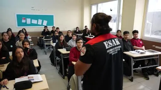 Esenyurt Belediyesi deprem bilinci eğitimlerini okullara yayıyor
