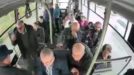 Epilepsi hastası yolcuya şoförlerden hızlı müdahale