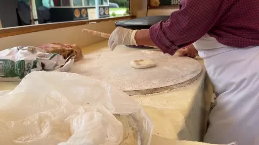 Ölen eşinin borcu yüzünden hapse girdi, yırtık terlikle çalıştı ama pes etmedi