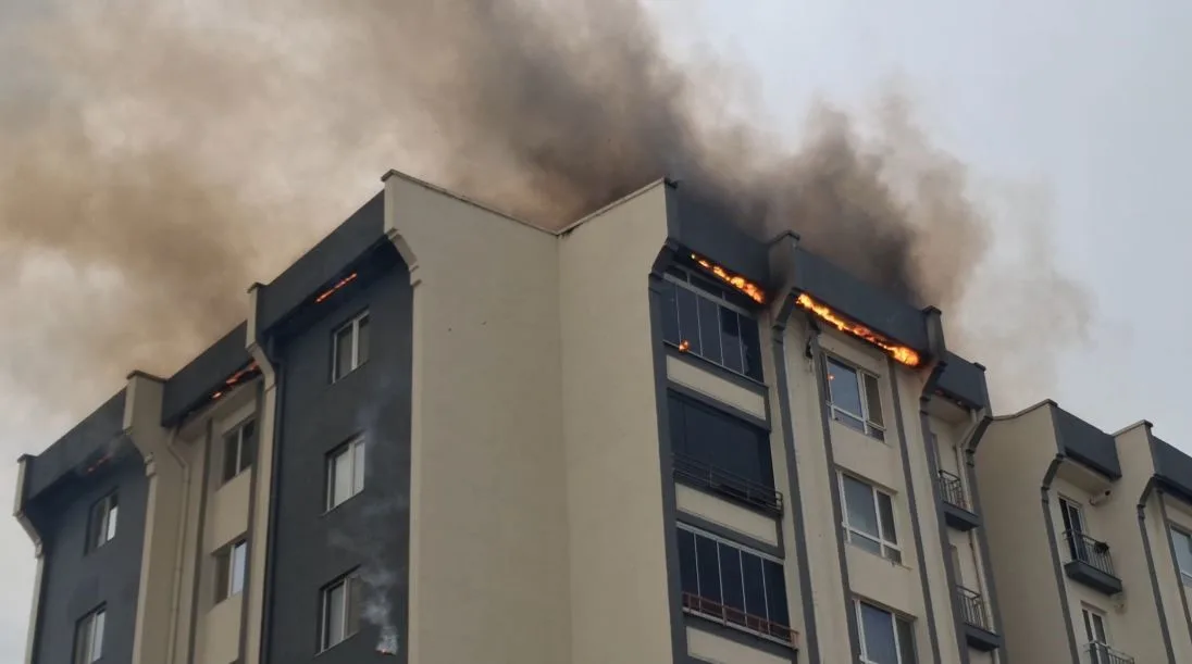 Alev alev yanan binadaki yangın kontrol altında