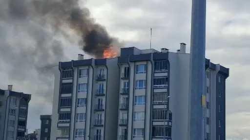 Alev alev yanan binadaki yangın kontrol altında