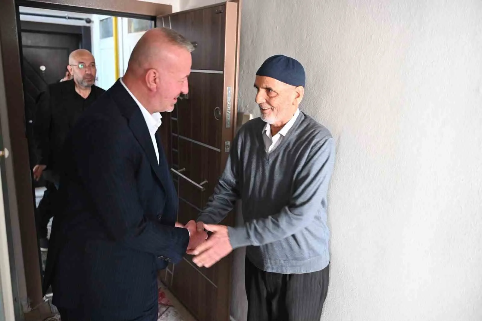 Başkan Karabatı’dan Dünya Yaşlılar Günü’nde anlamlı ziyaret
