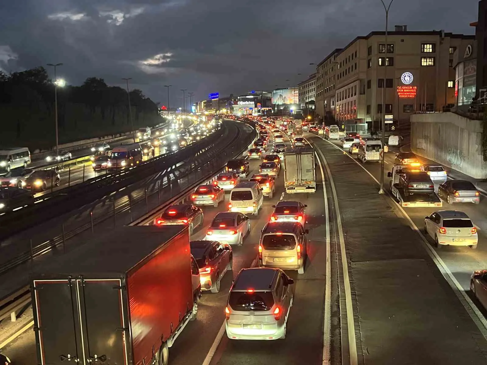 İstanbul’da trafik yoğunluğu yüzde 87’e ulaştı