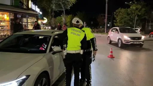 Edirne’de trafik denetiminde ehliyetinin süresinin dolduğunu öğrenen sürücü: "Güzel bir doğum günü hediyesi oldu"