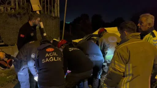 Kontrolden çıkan araç duvara çarptı… Sıkıştığı araçtan böyle kurtarıldı