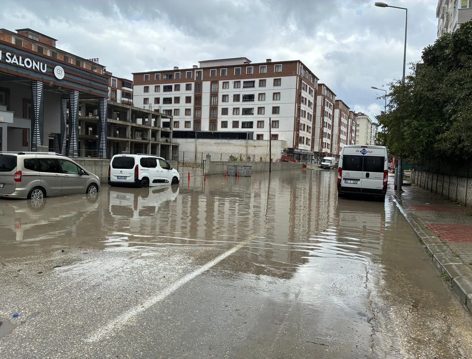 Yol göle döndü, sürücüler yön değiştirdi