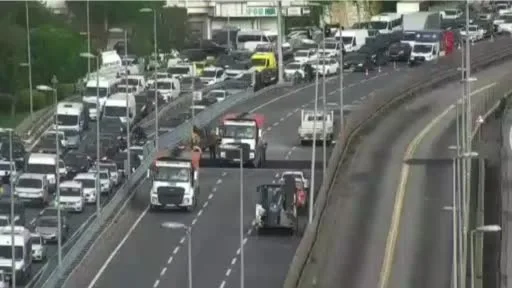 İBB Yol Bakım ve Onarım Dairesi tarafından iş çıkışı E5’te yol çalışması tepkilere neden oluyor