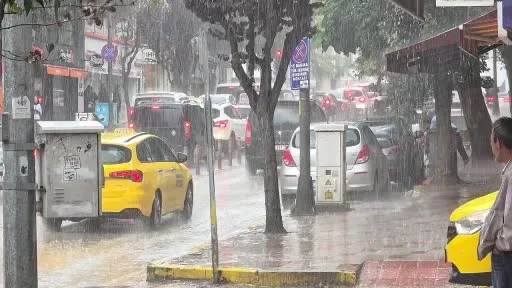 Bandırma’da sağanak yağış etkili oldu