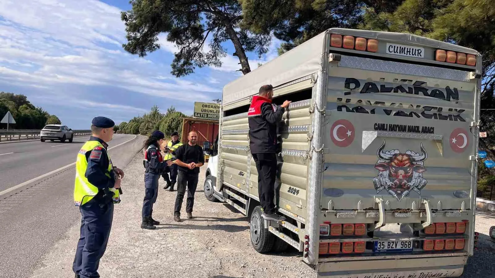 Balıkesir’de canlı hayvan nakillerine yönelik yol kontrolleri gerçekleştirildi