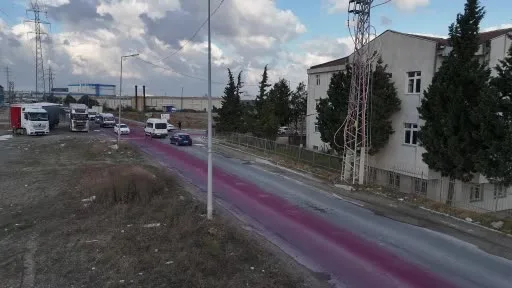 Dökülen boya yolu kırmızıya boyadı