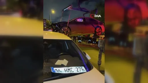 Sarıyer’de karşı yönden gelen aracın sıkıştırdığı otomobil, park halindeki 6 araca çarptı