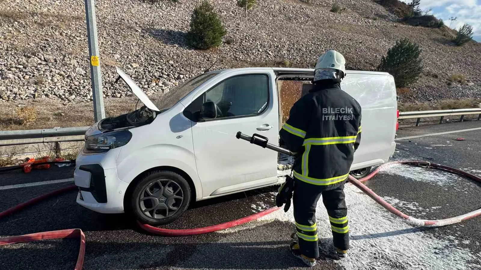 Bilecik’te seyir halindeki ticari araç alev aldı