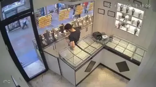 Bayrampaşa’da kuyumcuda bir garip soygun girişimi: Kuyumcuyu soyacaktı, tuzağa düştü, poşete imitasyon altın konuldu
