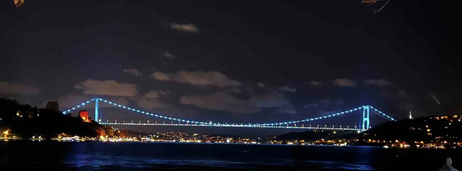 Fatih Sultan Mehmet Köprüsü turkuaz renge büründü