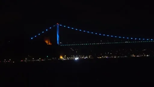 Fatih Sultan Mehmet Köprüsü turkuaz renge büründü