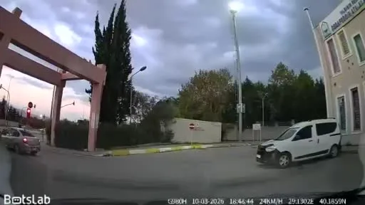 Kırmızı ışıkta geçen kamyonet motosiklete çarptı: Sürücü yerde sürüklendi