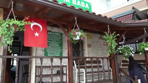 Şehre ve nehre adı verildiği rivayet edilen zatın türbesinde huzur buluyorlar