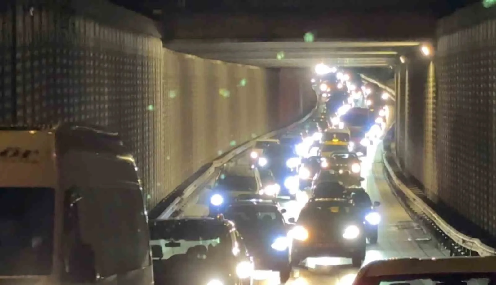 Bursa’da bariyerlere çarpan araçta 2 kişi yaralandı