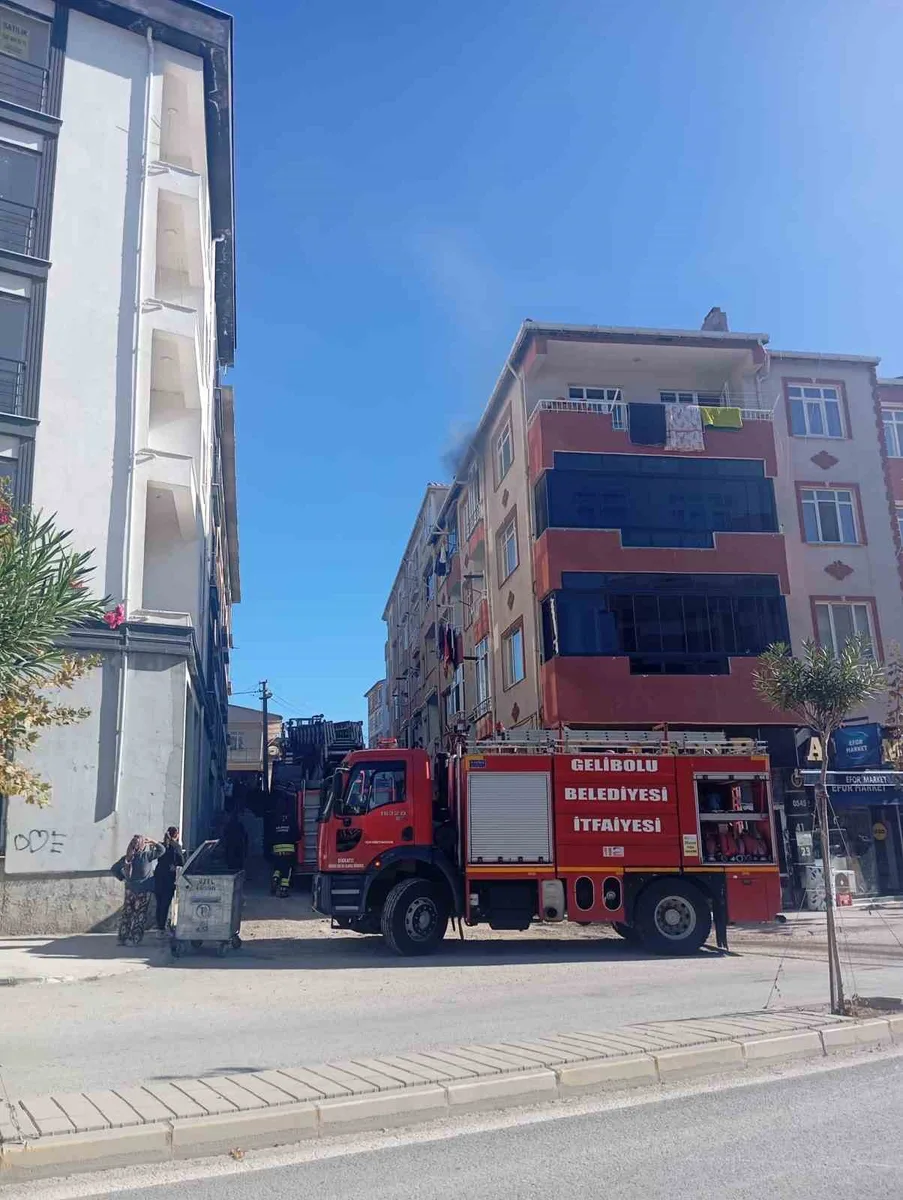 Gelibolu’da bir apartmanın 4’üncü katından çıkan yangın korkuttu