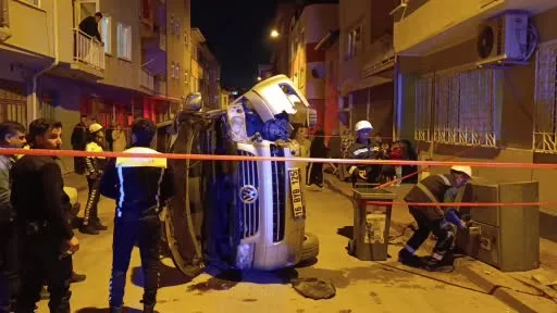 Elektrik panosuna çarpan minibüs devrildi, sürücü olay yerinden kaçtı