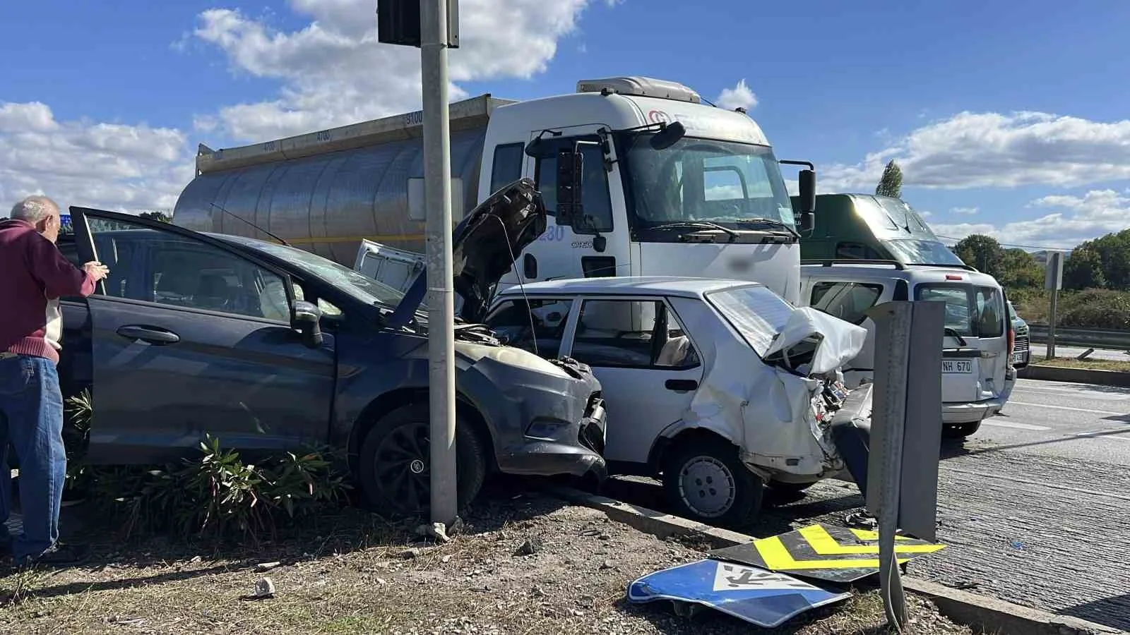 Freni patlayan tanker zincirleme kazaya yol açtı: 4 yaralı