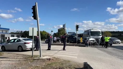 Freni patlayan tanker zincirleme kazaya yol açtı: 4 yaralı