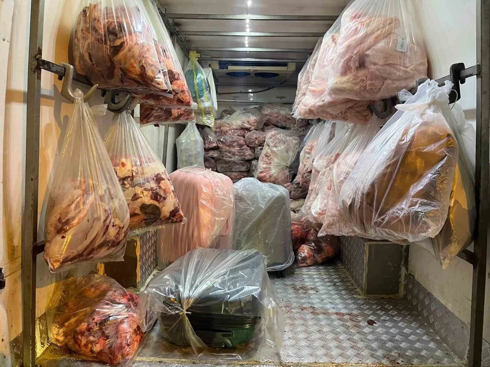 Otoyolda durdurulan kamyonetten 2 ton 809 kilo et ve sakatat çıktı