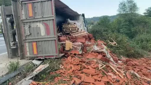 D-650’de tuğla yüklü tır devrildi, sürücü araçtan kendi imkanlarıyla çıktı