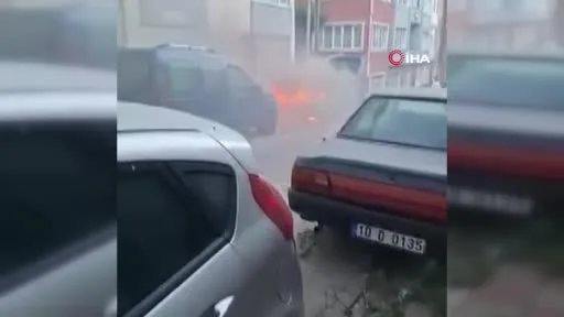 Bandırma’da park halindeki otomobilin motor kısmında alev aldı