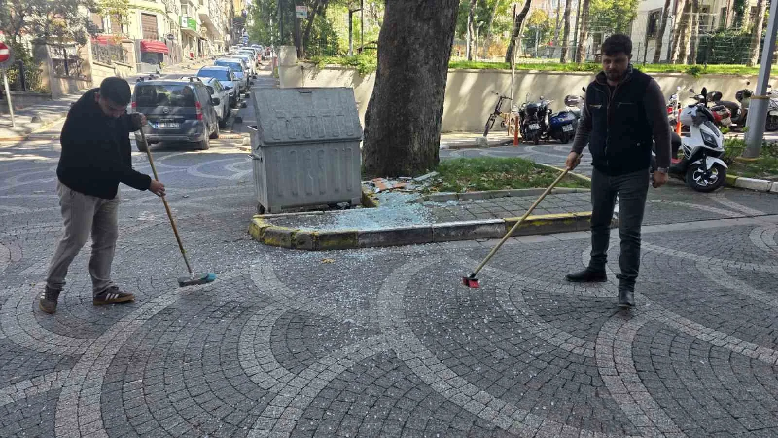 Bandırma’da tadilat atıkları yola savruldu, duşakabin camları tuzla buz oldu