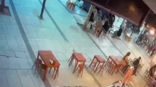 17 yaşındaki kıza saldıran şahıs, vatandaşın gazabına uğradı: O anlar kamerada