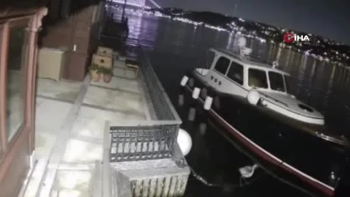 Derin Mermerci’nin Boğaz’da bulunan tarihi yalısına yolcu vapuru çarptı... O anlar kamerada