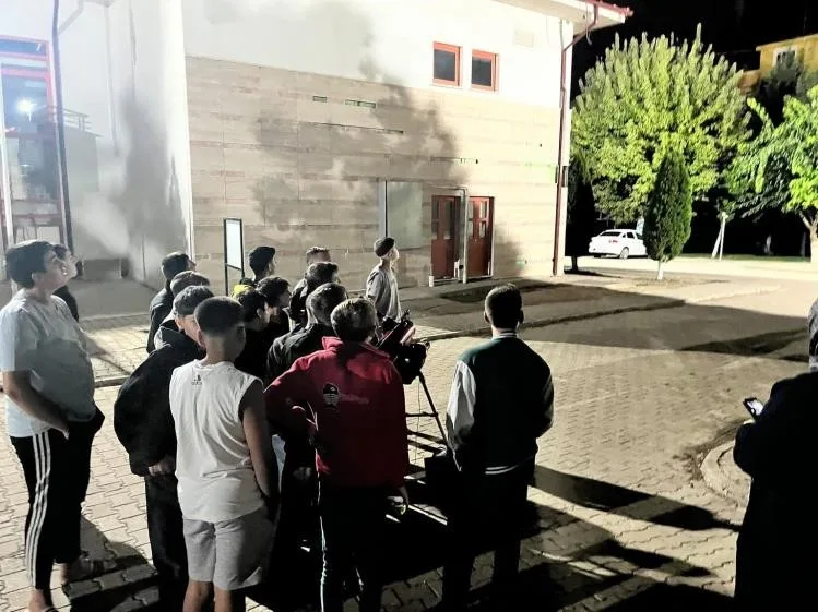 Bilecik’te çocuklar teleskopla gökyüzünü inceledi
