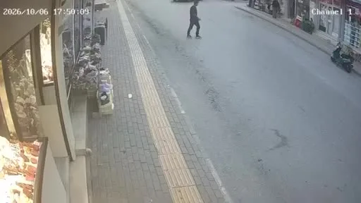 Bursa’da Tofaş otomobil yayaya çarptı: O anlar kamerada