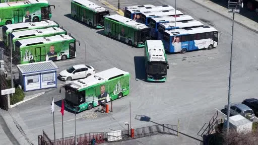 Arnavutköy’de öğrencilerin okul yolculuğuna ücretsiz elektrikli araç desteği