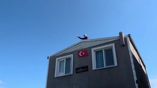 Bursa’da çatıya çıkıp yıkıma direndi...Mudanya’da gergin bekleyiş