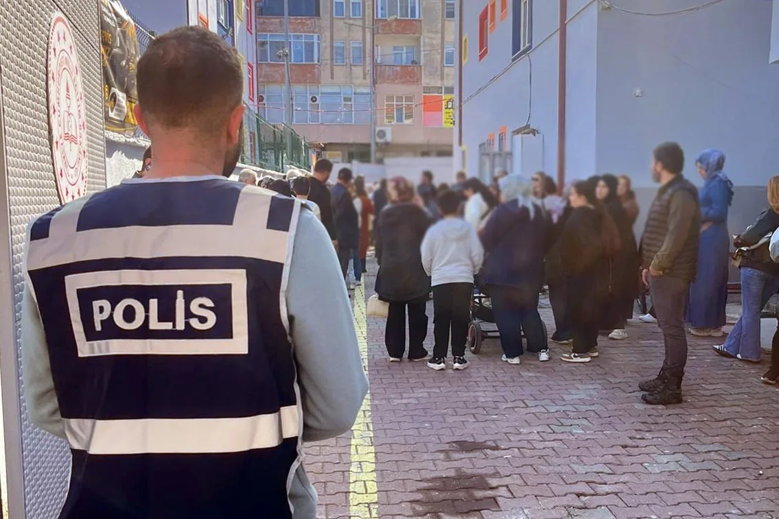 Öğrenciler derste, emniyet nöbette