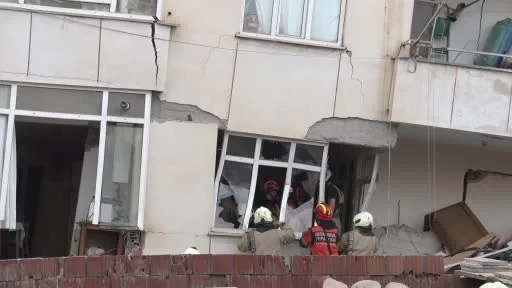 Maltepe’de çökme meydana gelen binada çalışmalar devam ediyor