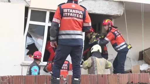 Maltepe’de 7 katlı binanın 3 katında çökme: 2 kişi sağ olarak çıkarıldı